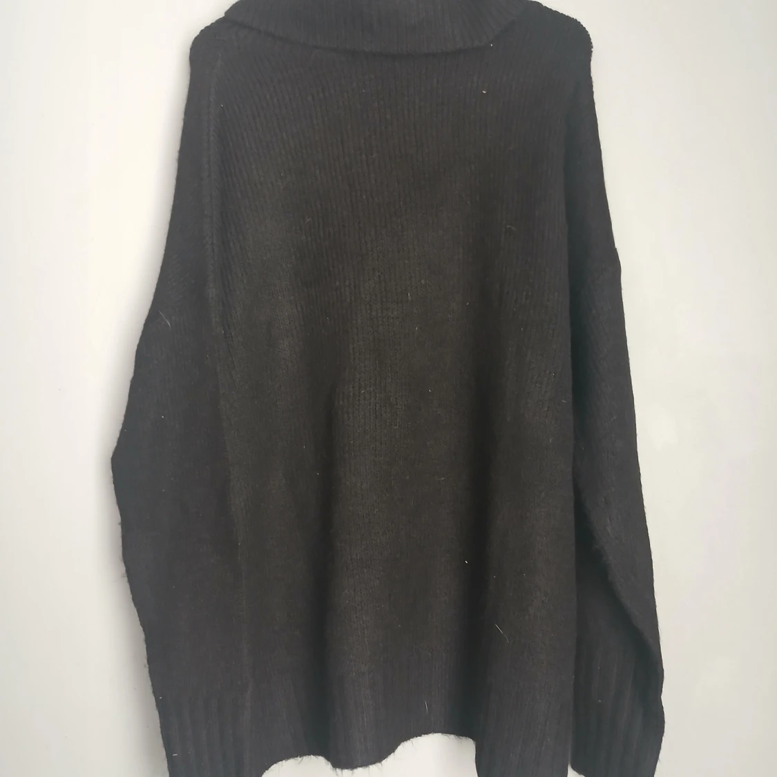 Oversize svart polotröja – mysig & stilren! 🖤 - 4