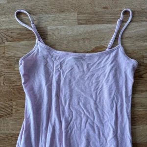 Ljusrosa linnetopp från Gina Tricot XS - Supersöt ljusrosa LÅNG klänning från Gina Tricot i storlek XS. Tunn och mjuk bomullskvalitet med smala axelband och enkel, rak form. Något nopprig och något urtvättad. 