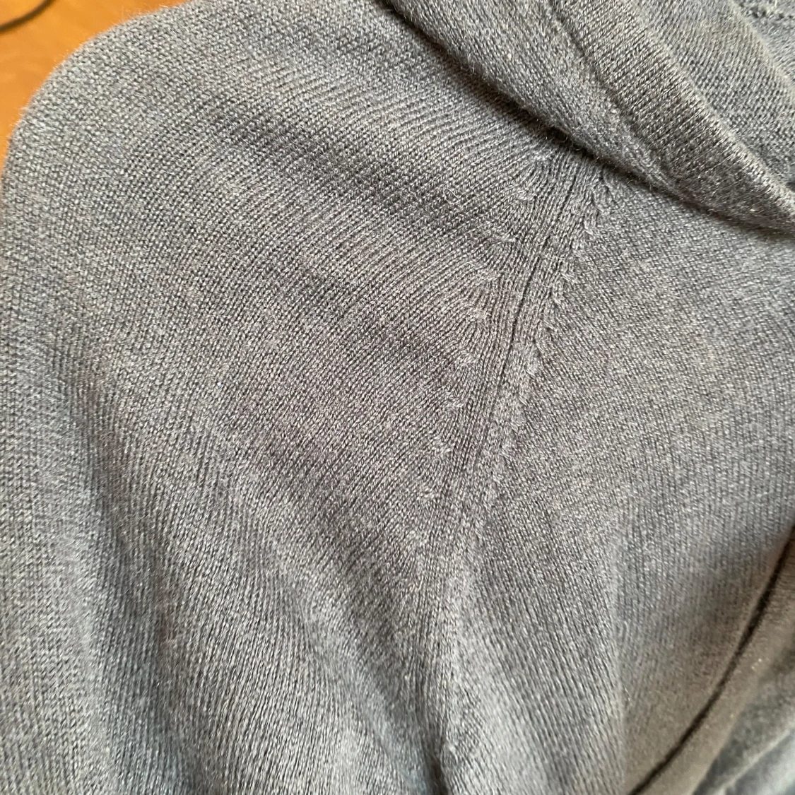 Grå hoodie i kashmirblandning - 2