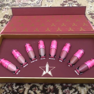 Jeffree Star Cosmetics Nude Läppstiftset - Säljer ett exklusivt set med 8 flytande läppstift från Jeffree Star Cosmetics i nude-nyanser. Färgerna inkluderar Skin Tight, Mannequin, Celebrity Skin, Posh Spice, Rose Matter, Gemini, Leo och Androgyny.  Enbart swatchade, sedan har jag bara haft denna box i min samling. Då jag inte vill öppna varje läppstift för att kontrollera konsistens så kan det hända att någon är lite torkad, men de är ju lätta att rädda med exempelvis Duraline isf. Säljes hur som helst i befintligt skick.