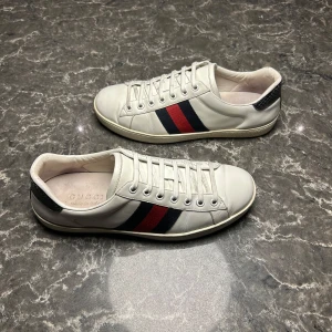 Gucci ace - Säljer ett par otroligt snygga skor från det exklusiva italienska märket Gucci! Skorna är i otroligt bra skick, skulle säga ungefär 8,5/10. Nypris ligger på över 9000kronor men vi säljer våra för endast 1799 och kan gå ner i pris ännu mer vid snabb affär! Skriv gärna ifall det är några funderingar, allt bästa SkoKapet