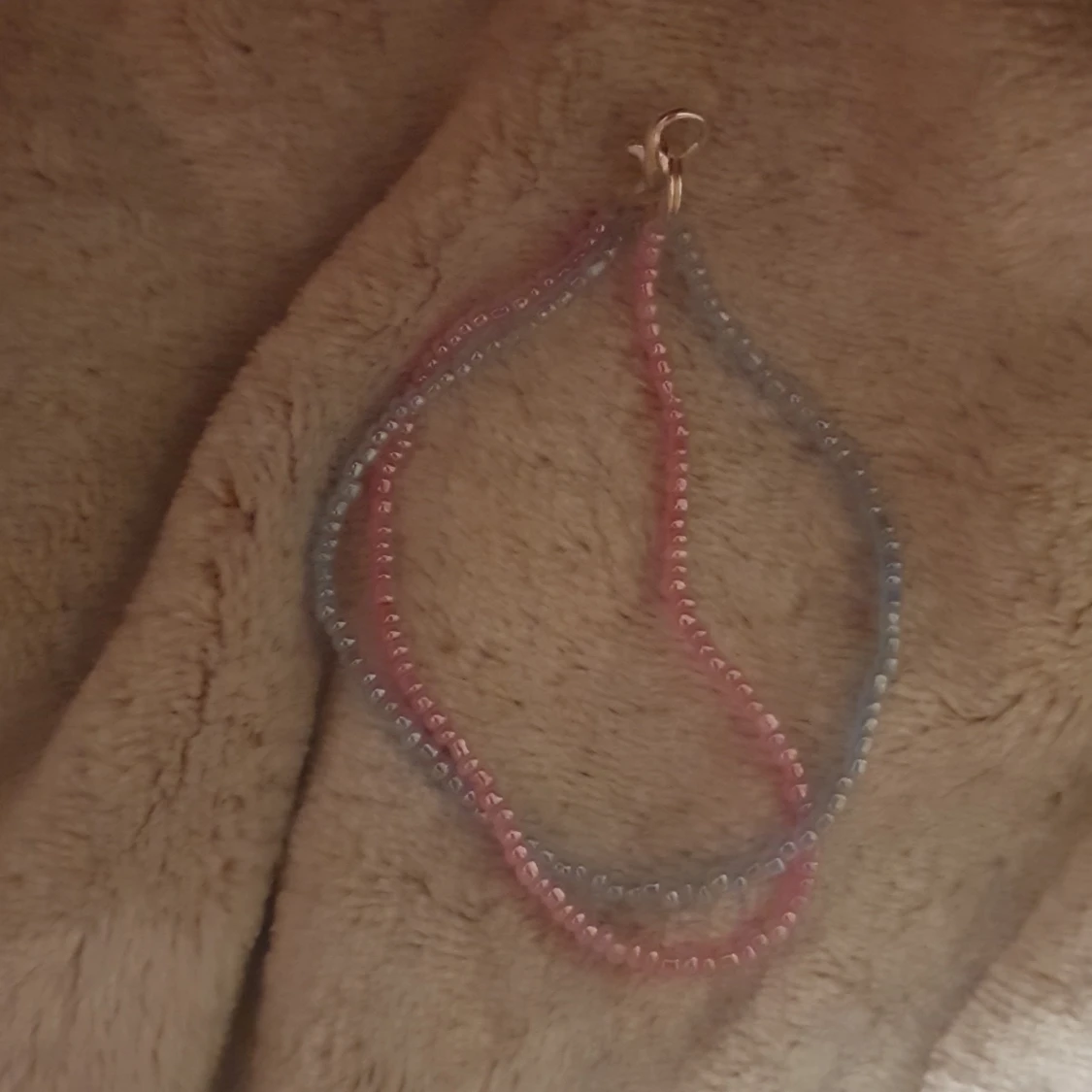 Pastellfärgat pärlarmband med silverlås