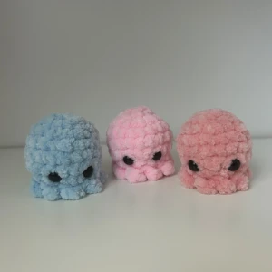 Virkad bläckfisk - Säljer egengjorda små bläckfiskar! 🐙  Den är ca 5cm hög, så väldigt liten (skriv om ni önskar en likadan fast stor). Om ett par dagar kan man köpa den som en nyckelring, men det går även bra att köpa den som den som ett gosedjur.  Man kan välja mellan de färgerna på bilden + beige, mörkblå/grå eller vit!  Skriv vilken ni önskar, TRYCK EJ PÅ KÖP NU! Om man önskar den ljusrosa kommer man inte få just den på bilden då den blev lite sne!!!  Tänk på att jag lägger ner tid och arbete, därav priset! 🥰