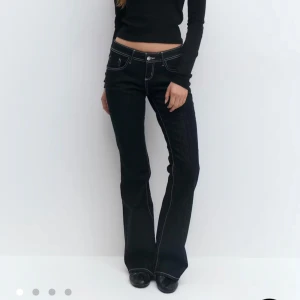 Ultra low mörkblå jeans  - Jätte fina jeans i nyskick/jätte bra skick.Storlek 38 men är 36 och den passar bra skulle säga den är mellan s/m men kan skicka mått på den.Priset går att diskutera.Skriv för mer bilder
