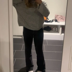 Svarta bootcut jeans från 157, M short - Säljer ett par svarta bootcut jeans från lager 157 i storlek M. Jeansen har låg midja, klassiska bakfickor och en snygg, enkel look. Perfekt längd till mig som är 160cm då benlängd är short