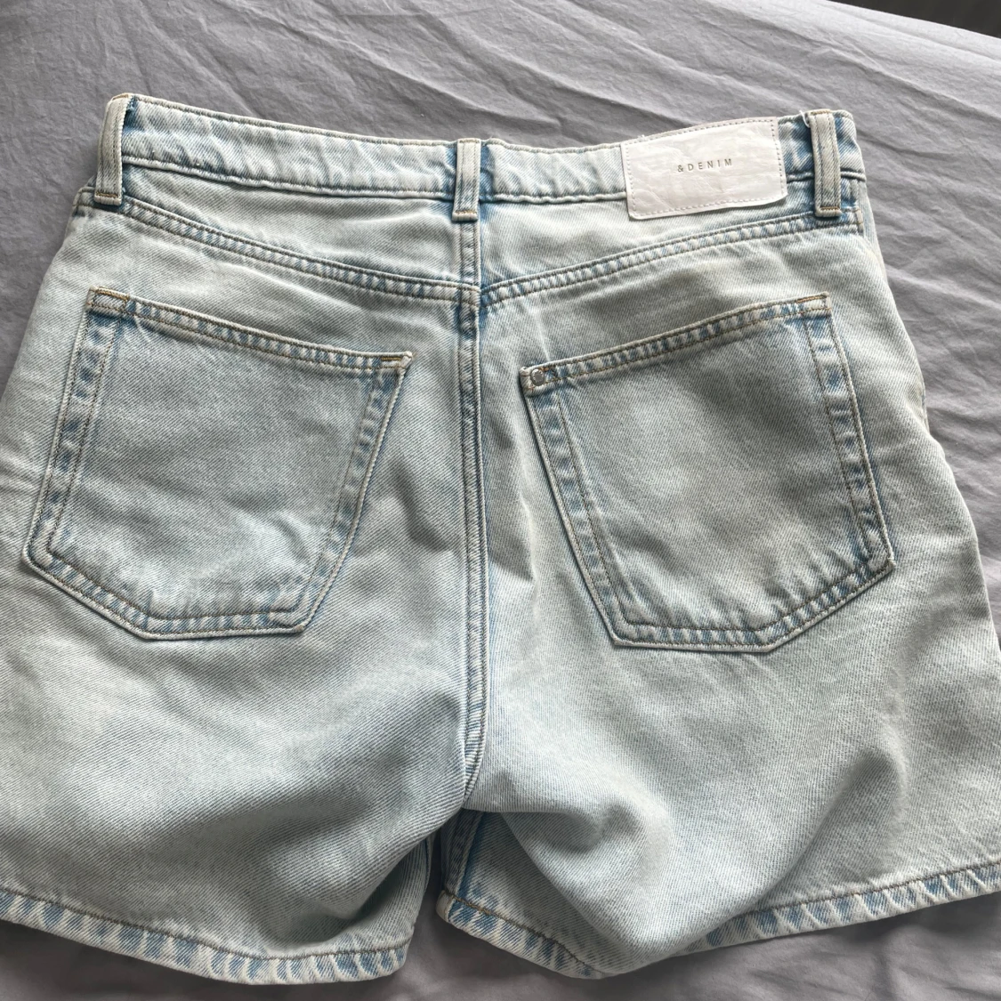 Ljusblå högmidjade jeansshorts &Denim - 1