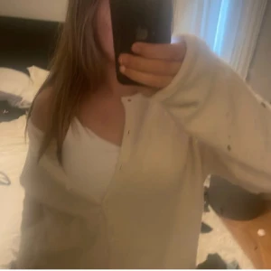 Stickad kofta - Säljer denna snygga kofta i storlek L💓 men brukar bära xs/s så den är absolut inte storlek L skulle jag säga💓