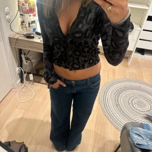 Croppad leopardmönstrad kofta med paljetter - Står ”ROCK” på ryggen. Zadig & Voltaire 💓💕