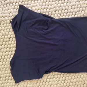 Marinblå T-shirt - Oanvänd