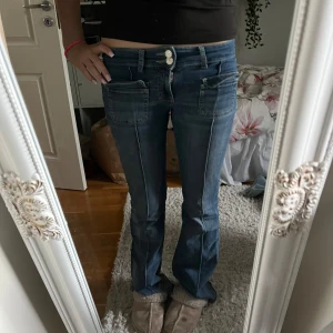 Blå bootcut jeans med stora fickor - Säljer ett par blå jeans med bootcut passform och stora, markerade fickor framtill. Jeansen har låg midja. säljer för de ej kommer till användning mer❣️