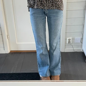 ljusblå lågmidjade bootcut jeans😍😍 - Jättesnygga jeans som inte kommer till användning längre och nästan knappt är använda! Köra för 999 kr, säljer för 250😝🥰