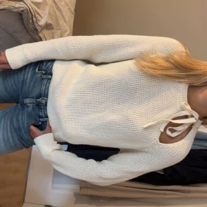 Söt stickad tröja  - Super söt stickad tröja med knytt band vid halsen🤍🎀Aldrig använd då jag råkade köpa två stycken. Köpt på Zalando, från mango 