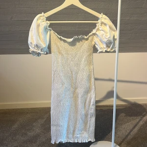 Vit klänning med puffärmar - Vit kort klänning med puffiga kortärmar och smockad kropp🤍👗