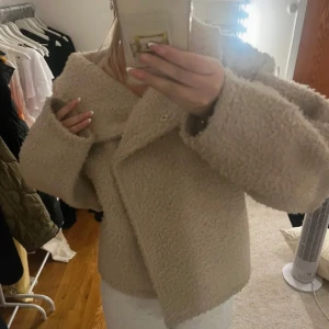 TeddyJacka  - Fin teddyjacka nu till hösten. Från gina Tricot, jackan har en liten svag smink fläck men inget som syns tydligt. Köpt på vinted så vet inte hur använd den är men i bra skick 🥰Storlek M men passar mig som har S