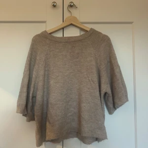 Beige stickad topp - En super söt beige stickad topp ifrån Lager 157 med halvlånga armar! Fint skick!! 