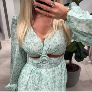 Blommig klänning  - Säljer min jättefina klänning som har används 1 gång på midsommar. (Bilderna är ej mina)