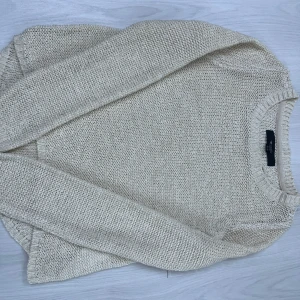 Beige stickad tröja - Unik, trendig och jättefin beige stickad tröja som passar perfekt nu inför hösten! Endast använd ett fåtal gånger och är i storlek xs 🩷