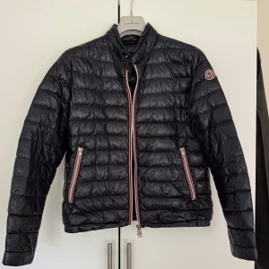 Mörkblå Moncler dunjacka  - Snygg mörkblå dunjacka från Moncler med stilren design och klassisk stil!!🤩🕺😎                                Storlek: 2/S