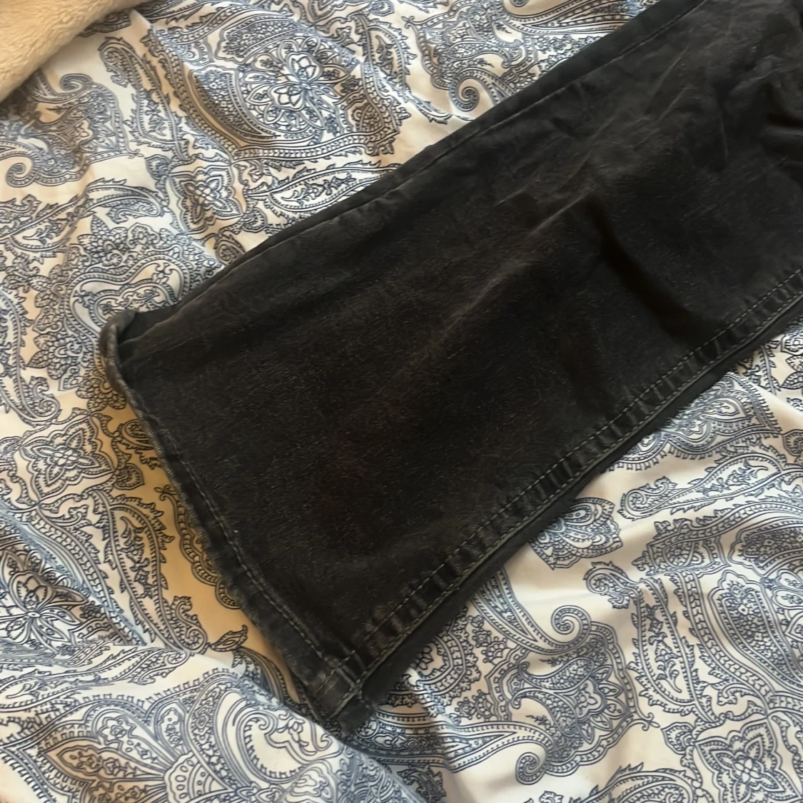 Svarta bootcut jeans från Gina Tricot - 2