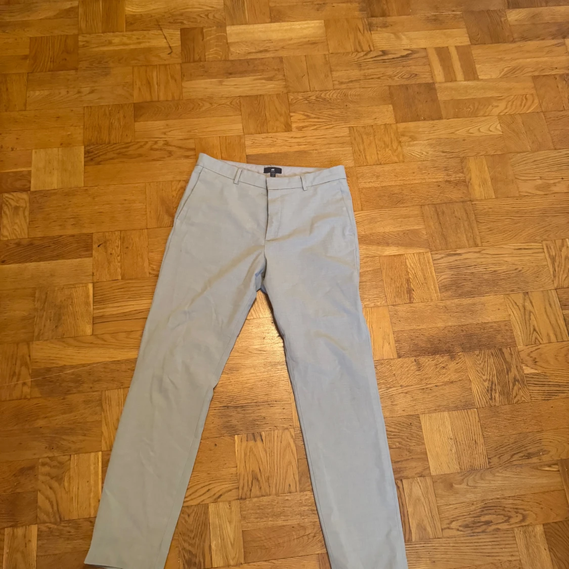 Ljusgrå chinos med raka ben