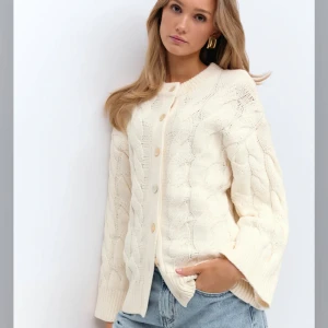 Oanvänd Chunky knitted cabel cardigan - Helt ny med prislapp, helt slutsåld på hemsidan. Super populär!💘