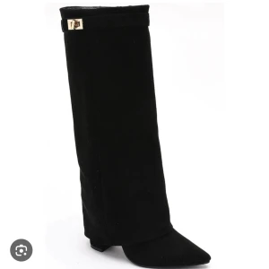 Svarta stövlar med spetsig tå - Snygga svarta stövlar i mocka med spetsig tå och klack. 