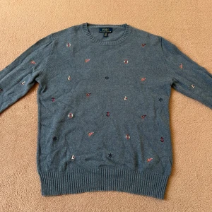 Blå stickad Polo Ralph Lauren  - Blå stickad tröja från Polo Ralph Lauren i storlek 18-20, men skulle säga att den passar som en S. Tröjan har långa ärmar och är i Nyskick, ovanlig och svår att hitta. Hör av dig vid frågor kring passform eller annat, priset kan diskuteras 😊