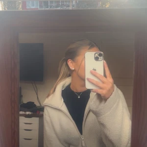 Beige teddyjacka från H&M - Supermysig teddyjacka från H&M i beige färg 💕 