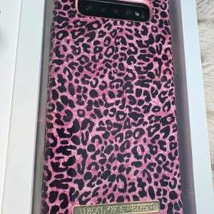 Rosa leopardmönstrat mobilskal  iDeal of Sweden - Snyggt mobilskal  till Galaxy S10+ från iDeal of Sweden med rosa leopardmönster och guldfärgad logga. Slimmad design som ger mobilen en cool vibe och sticker ut med sitt djurprint. Perfekt för dig som gillar att ha en unik look på din mobil.