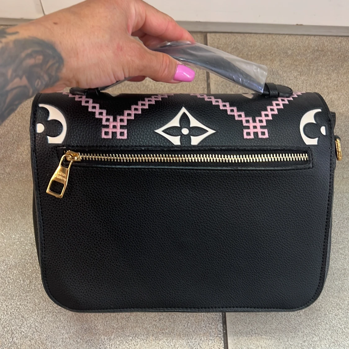 Svarta väskan har  - 1