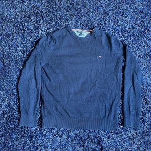 Tommy hilfiger tröja - Snygg och skön kashmirtröja som är bra till många outfits. Den sitter bra och är i bra skick utan defekter. Hör av dig vid funderingar...