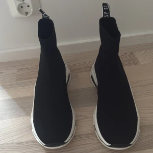 Svarta sock sneakers från Steve Madden - Säljer dessa oanvända skor från Steve Madde pga att jag fick dom i för stor storlek. Nypris ca 1000. Mitt pris är 600