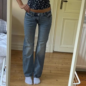 Lågmidjade jeans - Supersnygga Lågmidjade jeans från Weekday i storlek 24/32💕 jag är 164cm för referens. Jättefint skick då de använts en gång, inga slitningar eller tecken på användning💕