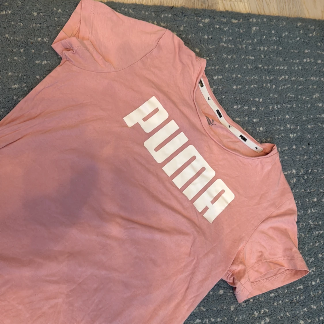 Grå sett från Puma med rosa och grå detaljer - 2