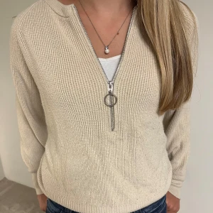 Beige stickad tröja med dragkedja Carin Wester - Superfin tröja från Carin Wester. I storlek xxs men skulle säga att den passar xs/s också. Tecken på användning finns då tyget är lite nopprigt, annars inga💕