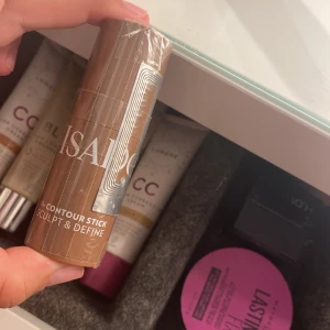 Isadora Contour Stick Warm Mocha - Isadora Contour Stick i nyansen 36 Warm Mocha, perfekt för att skulptera och definiera ansiktet. Krämig formula som är vegansk, kliniskt testad och parfymfri. Enkel att applicera direkt på huden för en snygg contour. Färgen är en varm brun ton.