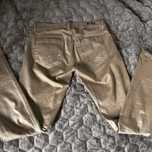 Dondup jeans - Dondup jeans! Ovanlig modell. Jeansen är i nyskick. Hör gärna av dig om det är något du funderar över! Leon