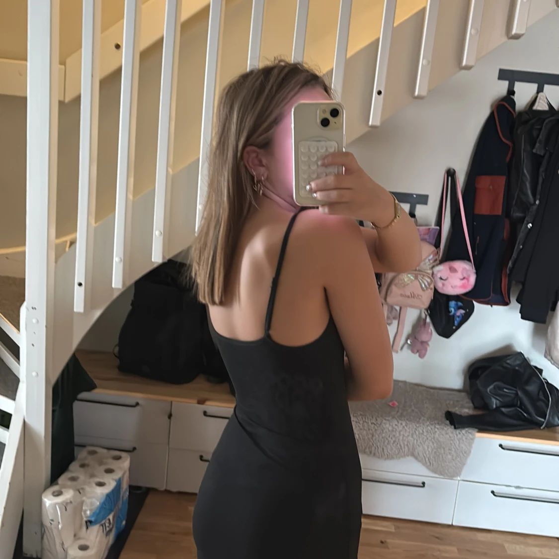 Svart långklänning med smala axelband - 1