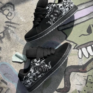 DC Shoes - Gaveler Black - Helt nya skor, originalfärpackning och etikett är kvar.  Finns i storlek 42, 42.5 och 43.