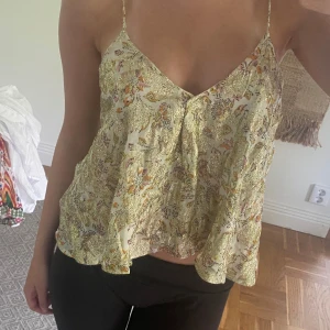 Populärt linne topp Zara guld - Linne från Zara i stl M men passar mig som bär storlek S. Lågt skuren i ryggen. 