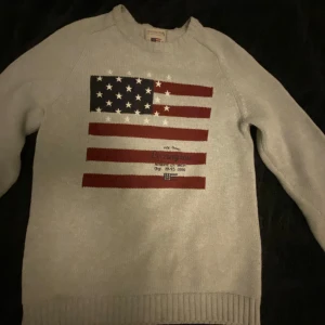 Grå stickad Lexington tröja med USA-flagga - Tja säljer en lexington sweatshirt i storlek S! 