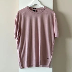 BOSS Tailored rosa silkeströja - Ny lyxig kortärmad tröja i en ljus nyans från Hugo Boss premium kollektion BOSS Tailored Silk, tillverkad i 100 % mjuk silke. Snygg för en avslappnad men sofistikerad look. Utan defekter. Storlek XXL, funkar även bra som XL.  Nypris: 1700kr