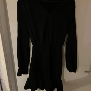Svart långärmad kort klänning - Från Bikbok  i stl Xs, passar även S. 