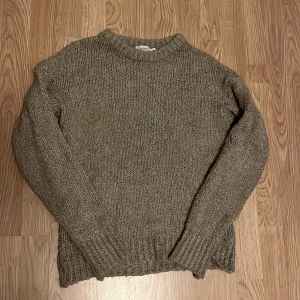 Beige stickad tröja Misslisibell x NA-KD - Strukturerad stickad tröja från Misslisibell x NA-KD i storlek XS. Tröjan har en grovstickad struktur, rund hals och långa ärmar. Från (Lisa Jonsson) Misslisibells kollektion med NA-KD🩷Väldigt stretchig