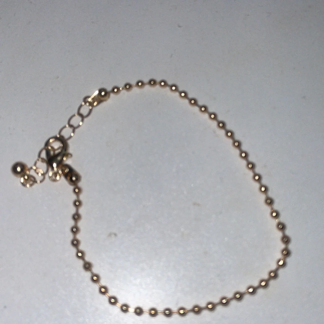 Tunt guldarmband med kulkedja