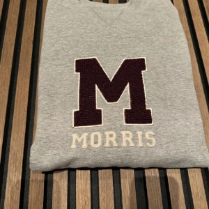 Grå sweatshirt från Morris med M-tryck - Säljer en grå sweatshirt från Morris
