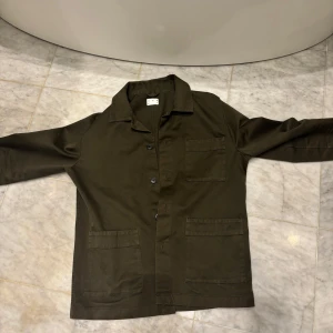 Overshirt  - Säljer denna riktigt snygga olivgröna overshirt från Asket. Denna är i storlek S och i mycket bra skick! Nypris: 2000kr 