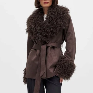 Sökes pälsjacka med bälte från NAKD, fuskpäls  - Sökes pälsjacka med bälte från NAKD, fuskpäls. Storlek 38