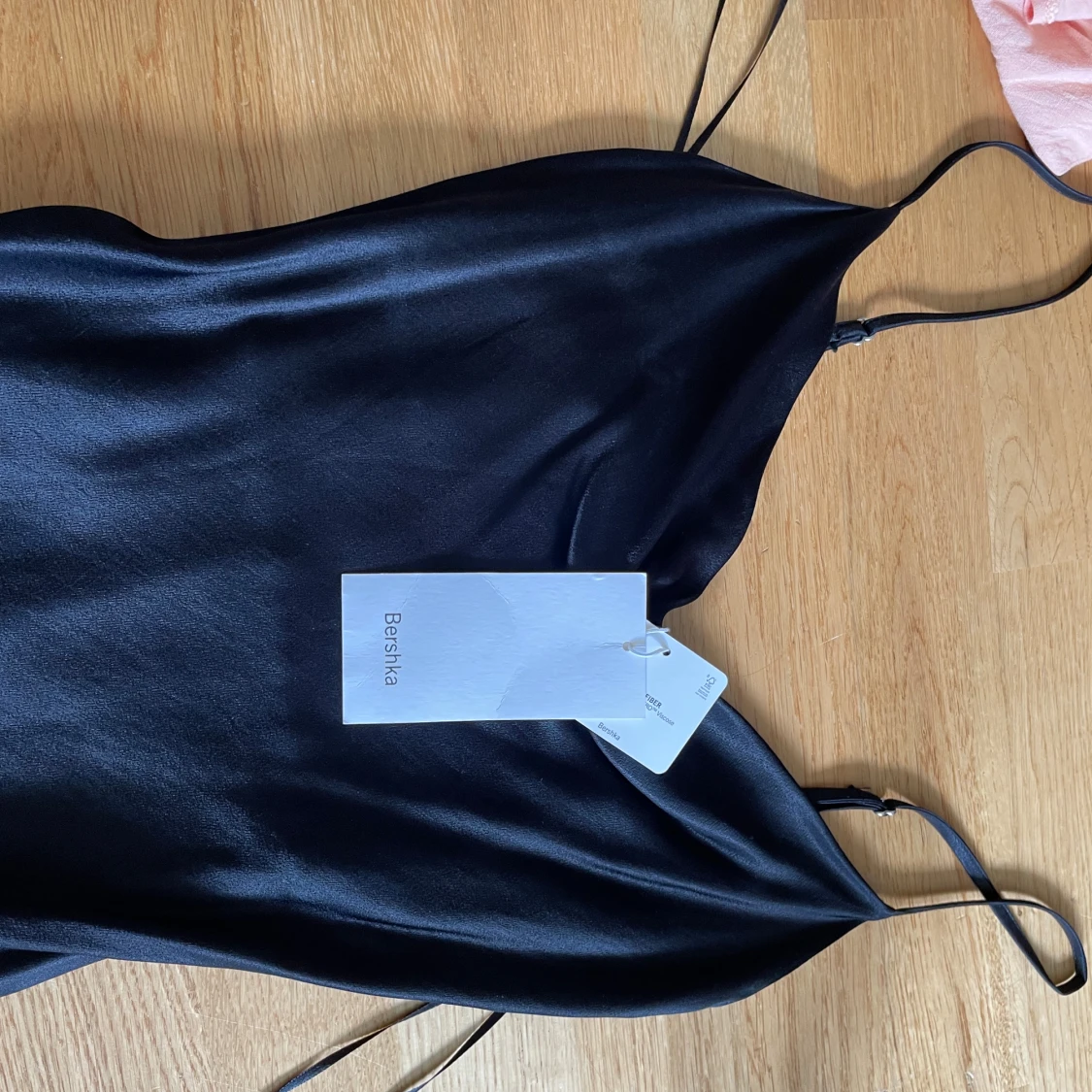 Svart satin kortklänning från Bershka - 3