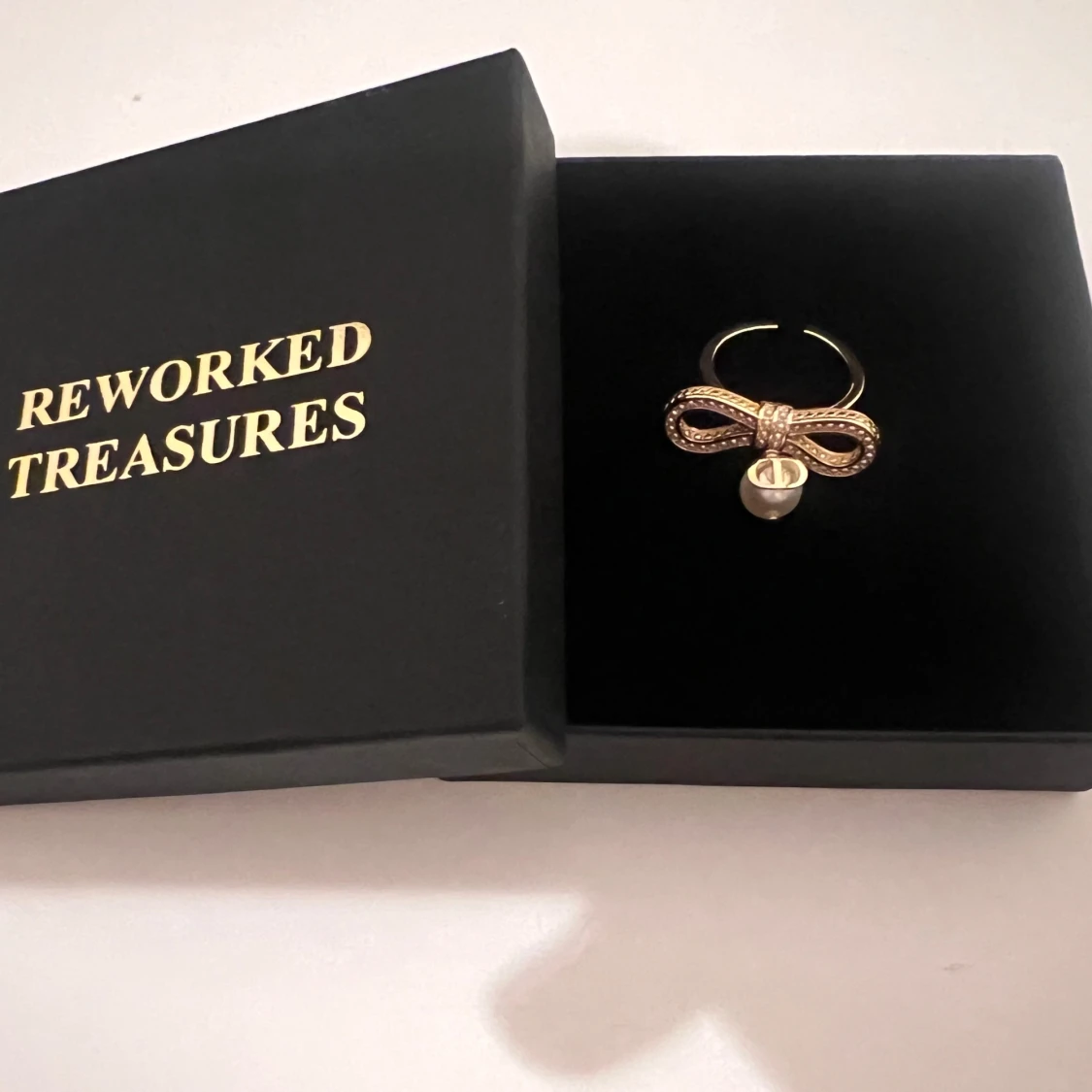 Guldring med rosett och pärla från Dior